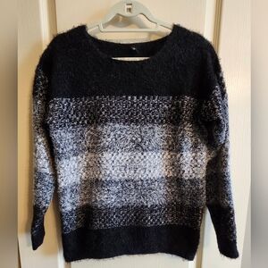 RAVEL Women's Black and Gray Cozy Crewneck Longsleeve Sweater. PTP 21".